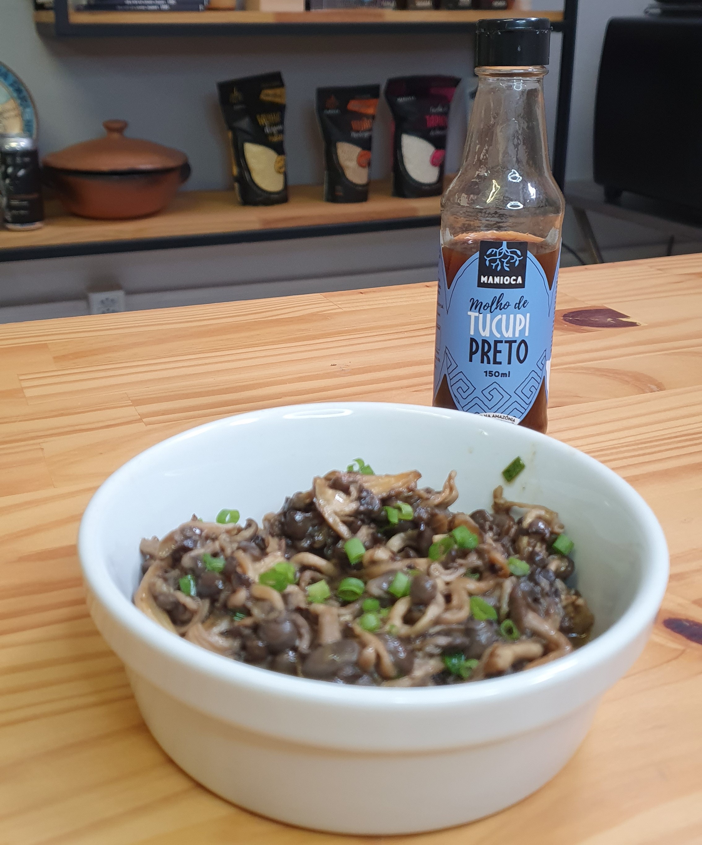 Shimeji na manteiga com molho de Tucupi Preto Blog Manioca Brasil